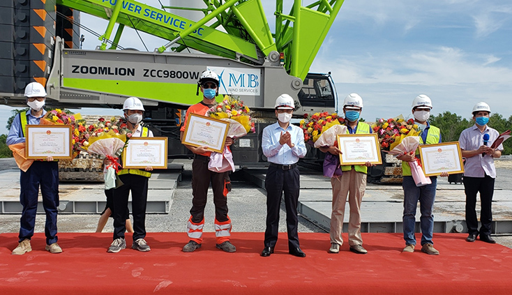 Trao bằng khen của Chủ tịch UBND tỉnh cho các tập thể và cá nhân giải cứu tàu hàng trật bánh tại Quảng Trị