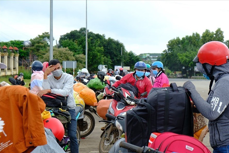 Hiểm họa từ hàng đoàn xe máy rời TP. Hồ Chí Minh về quê