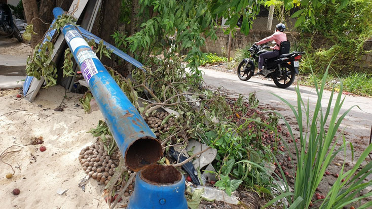 Cột biển báo giao thông bị gãy đổ