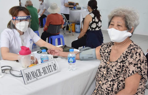 Những lưu ý với người trên 65 tuổi khi tiêm vaccine Covid-19