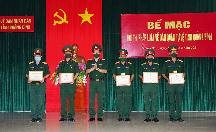 Bế mạc hội thi pháp luật dân quân tự vệ năm 2021