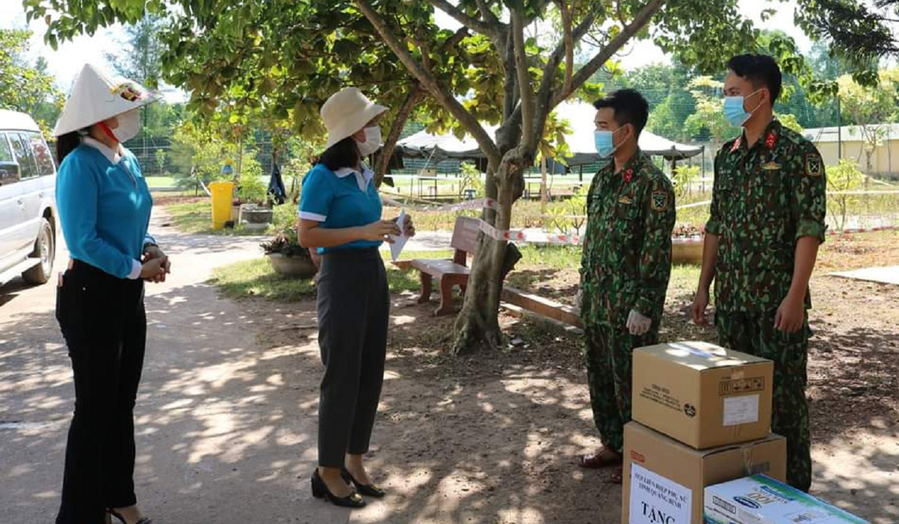 Hội LHPN tỉnh: Thăm, tặng quà tại các khu cách ly