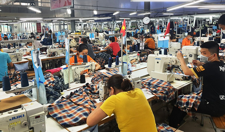 Thực hiện "mục tiêu kép" trong sản xuất công nghiệp