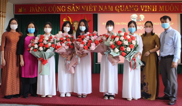 Đảng viên tuổi 18