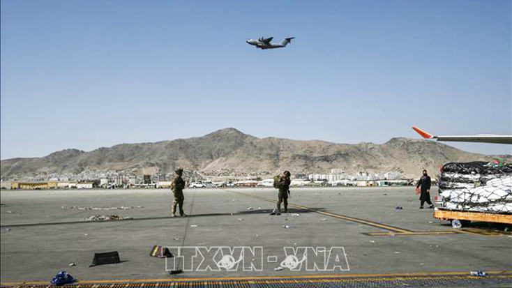 Máy bay quân sự bắt đầu sơ tán nhân viên ngoại giao khỏi Kabul, Afghanistan