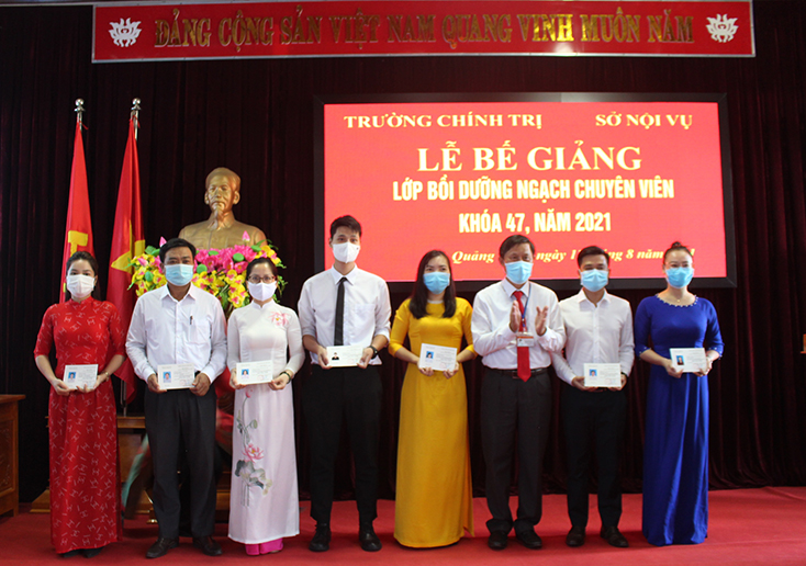 Bế giảng lớp bồi dưỡng ngạch chuyên viên khóa 47
