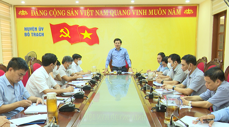 Đồng chí Trưởng ban Tổ chức Tỉnh ủy Trần Vũ Khiêm làm việc với Thường trực Huyện ủy Bố Trạch