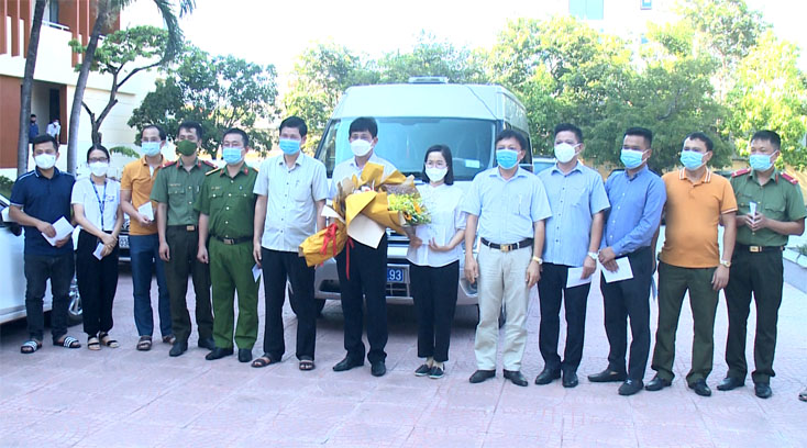 Tiễn tổ công tác lên đường vào TP. Hồ Chí Minh đón bà con có hoàn cảnh khó khăn về quê tránh dịch