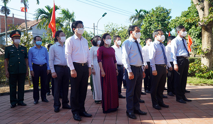 Các đồng chí lãnh đạo tỉnh dâng hương tại Nhà lưu niệm và viếng mộ Đại tướng Võ Nguyên Giáp