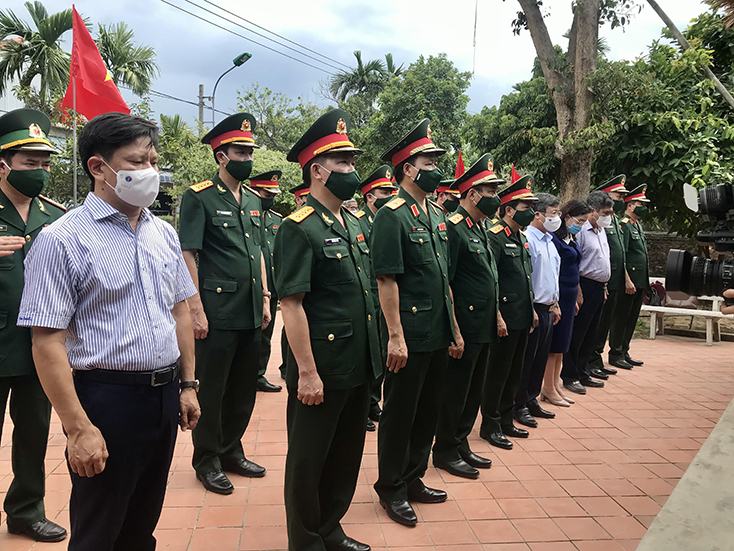 Ban Chỉ đạo hội thảo khoa học cấp quốc gia dâng hương tại Nhà lưu niệm Đại tướng Võ Nguyên Giáp