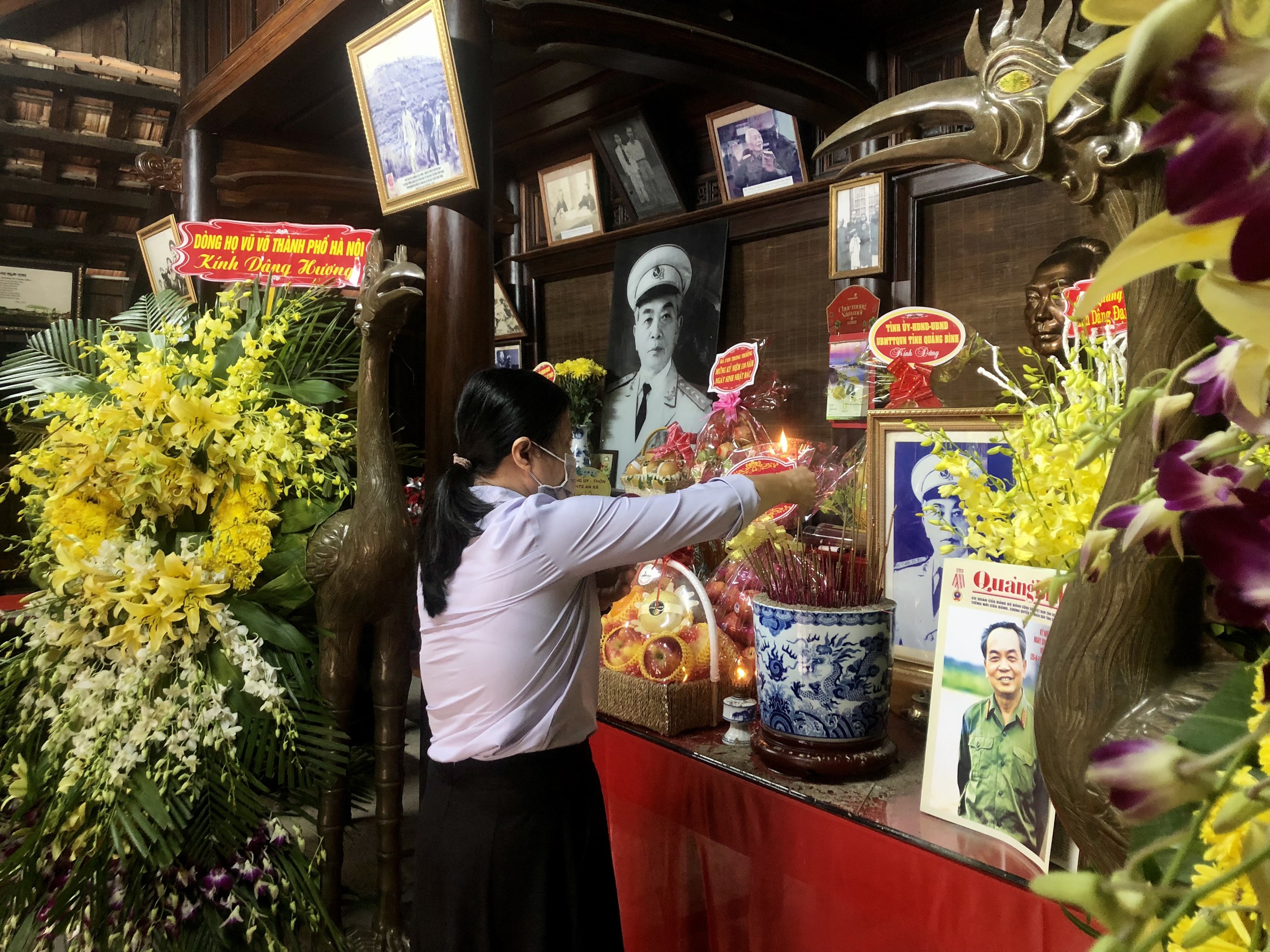 Báo Quảng Bình dâng hương tại Nhà lưu niệm Đại tướng Võ Nguyên Giáp