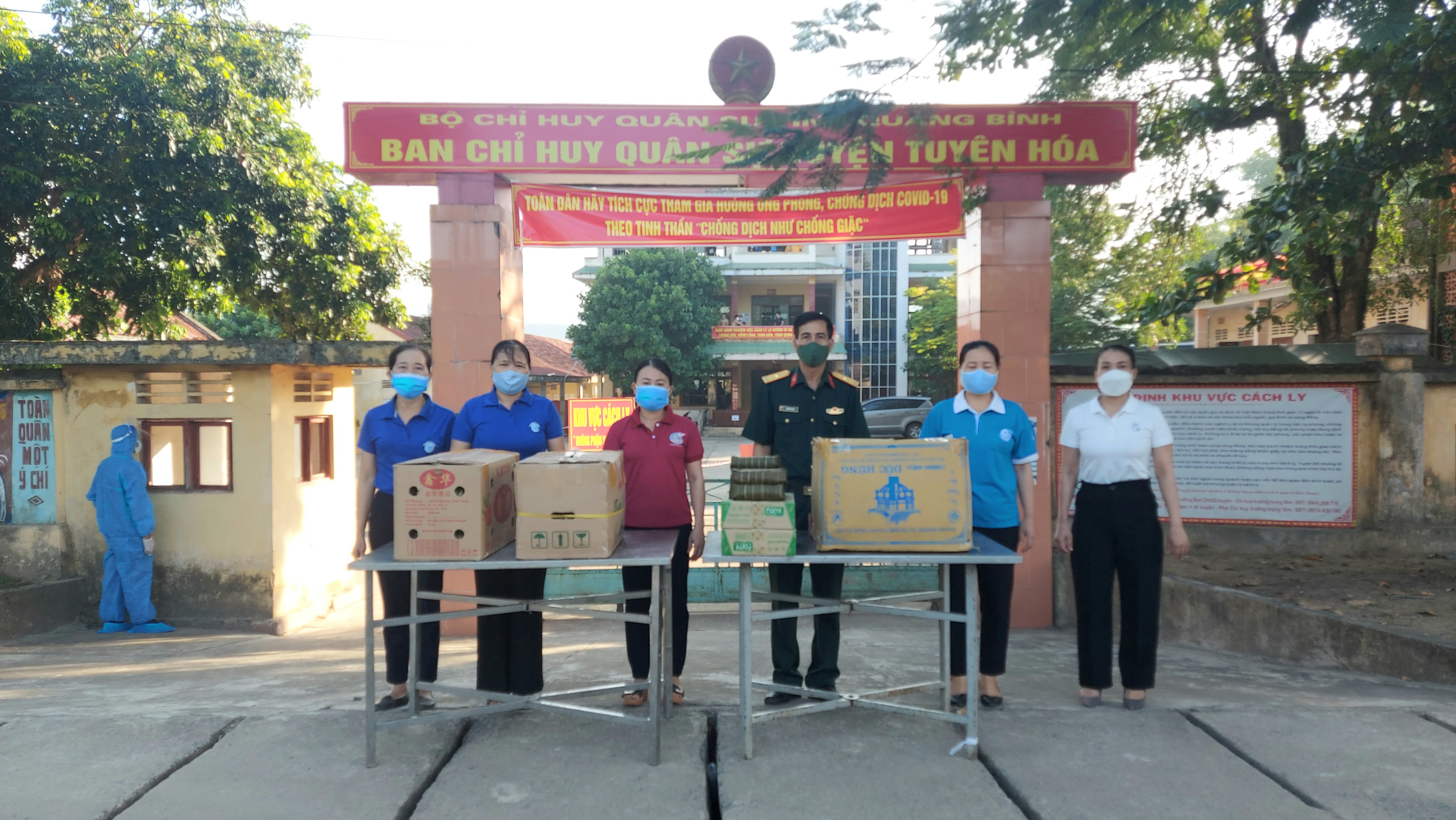 Người dân gói bánh chưng, bánh chày hỗ trợ người cách ly