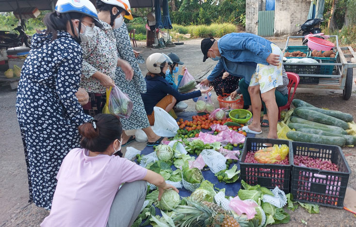 Một số mặt hàng tăng giá khi người dân tập trung mua với số lượng nhiều