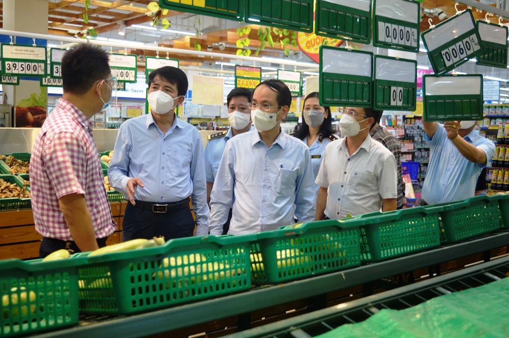 Đồng chí Phó Chủ tịch UBND tỉnh kiểm tra việc cung ứng hàng hóa thiết yếu trên địa bàn TP. Đồng Hới