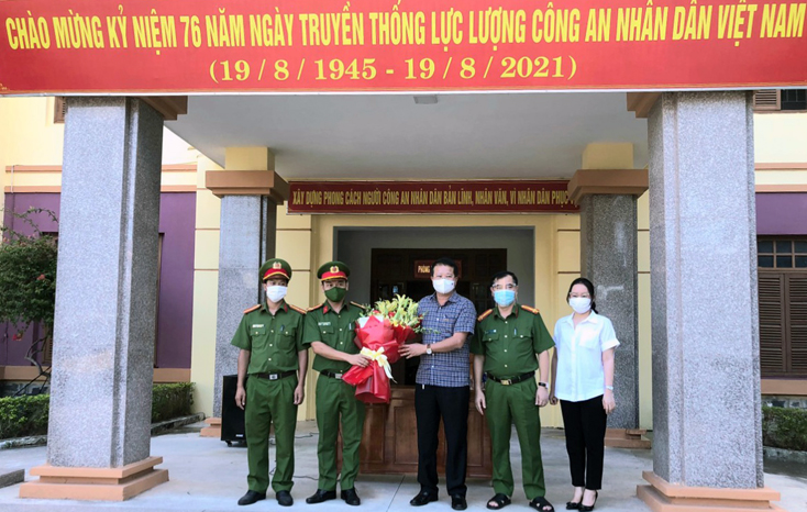 Bố Trạch: Thưởng nóng Công an huyện phá nhanh chuyên án đấu tranh, bắt giữ đối tượng tàng trữ trái phép chất ma túy