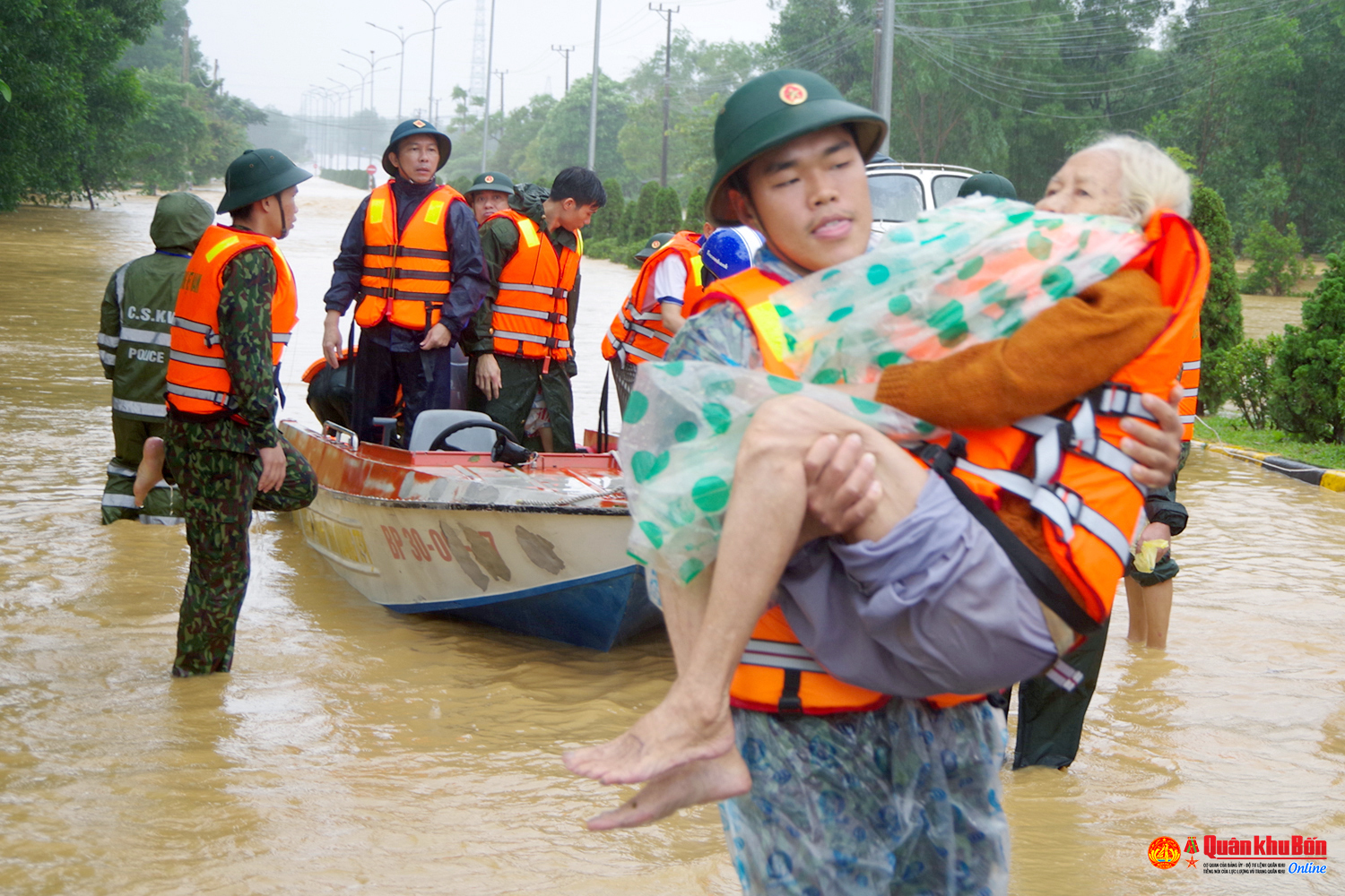 Xây dựng Lực lượng vũ trang Quân khu 4 và nền quốc phòng toàn dân vững mạnh