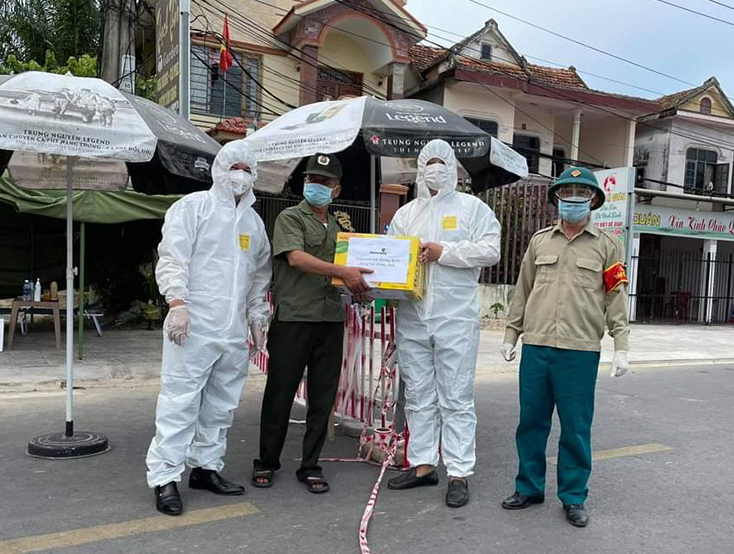 Thăm và tặng quà cho các tuyến đầu phòng, chống Covid-19
