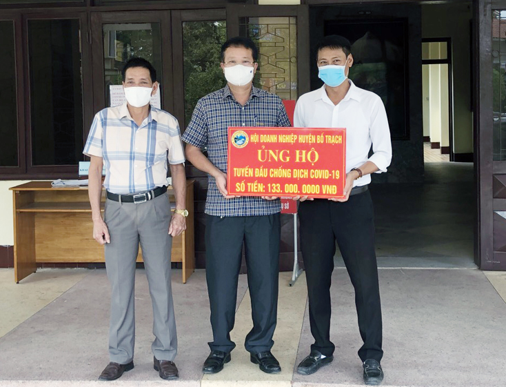 Hội Doanh nghiệp huyện Bố Trạch hỗ trợ các chốt kiểm soát dịch bệnh Covid-19