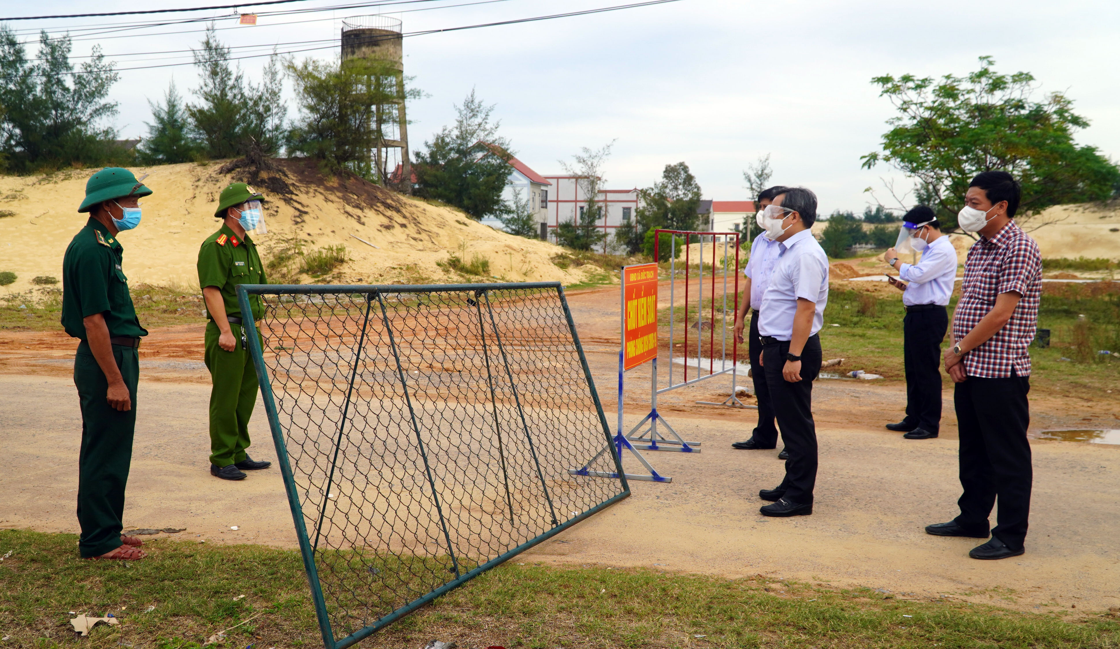 Đồng chí Bí thư Tỉnh ủy kiểm tra công tác phòng, chống dịch Covid-19 tại huyện Bố Trạch