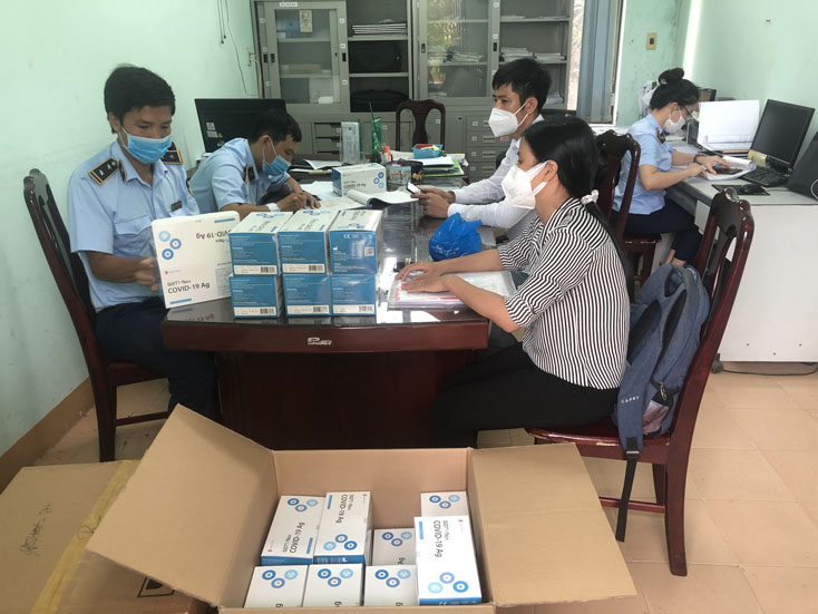 Phát hiện, tạm giữ 1.000 bộ kit test nhanh Covid-19 có dấu hiệu nhập lậu