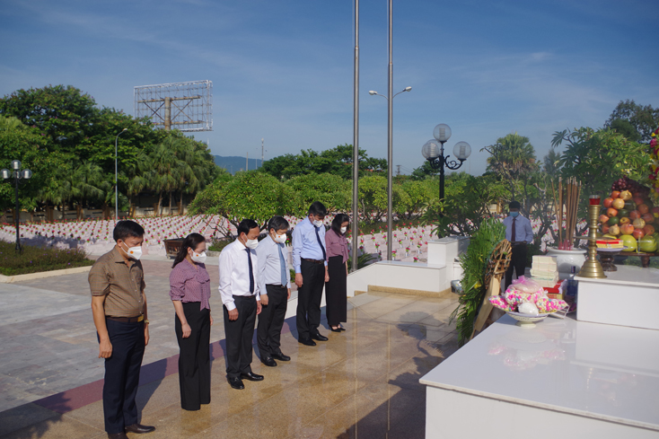 Lễ viếng, dâng hương tưởng nhớ Chủ tịch Hồ Chí Minh và các anh hùng, liệt sỹ