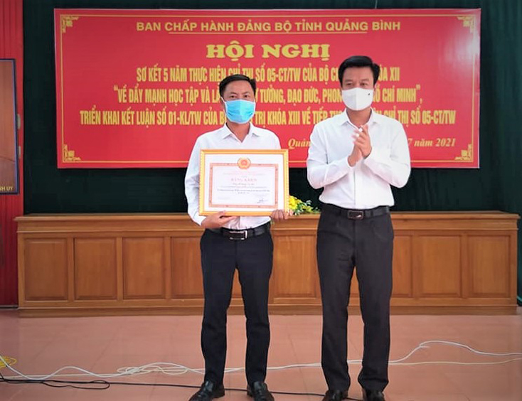 Gương mẫu, đi đầu trong học tập và làm theo Bác