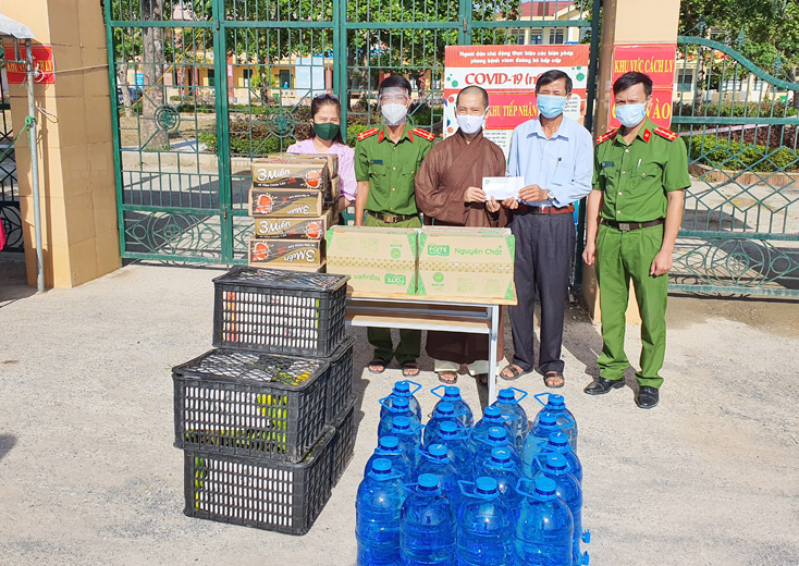 Ban Trị sự Giáo hội Phật giáo huyện Quảng Ninh trao quà hỗ trợ phòng, chống dịch Covid-19
