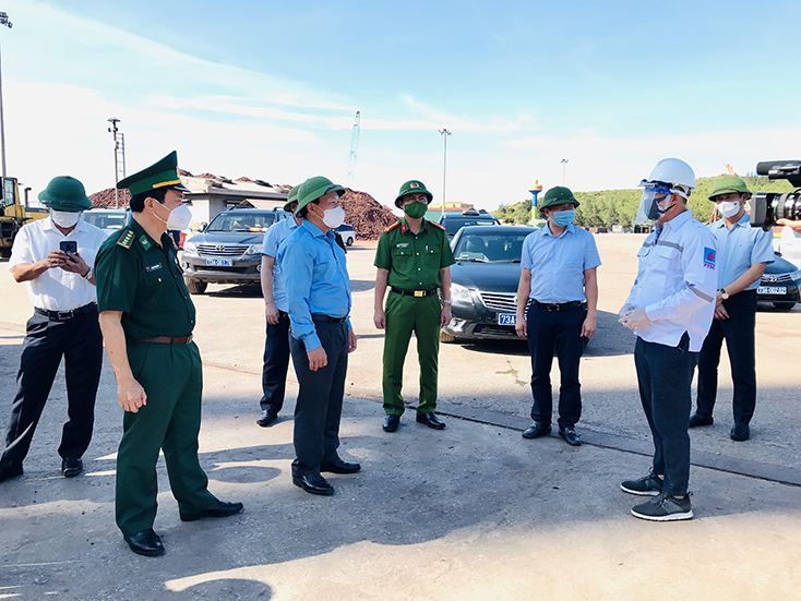 Đồng chí Phó Bí thư Thường trực Tỉnh ủy kiểm tra công tác phòng, chống dịch Covid-19 tại huyện Quảng Trạch