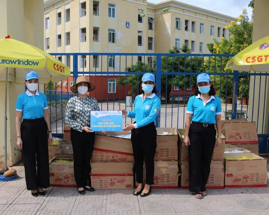 Hội LHPN tỉnh: Tặng quà cho bệnh nhân Covid-19
