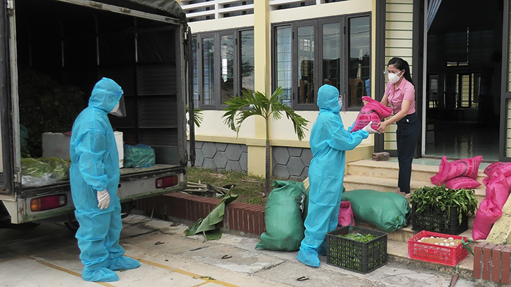 Đồn Biên phòng Nhật Lệ: Trao hỗ trợ thực phẩm cho các địa phương, khu cách ly đang áp dụng Chỉ thị 16/CT-TTg