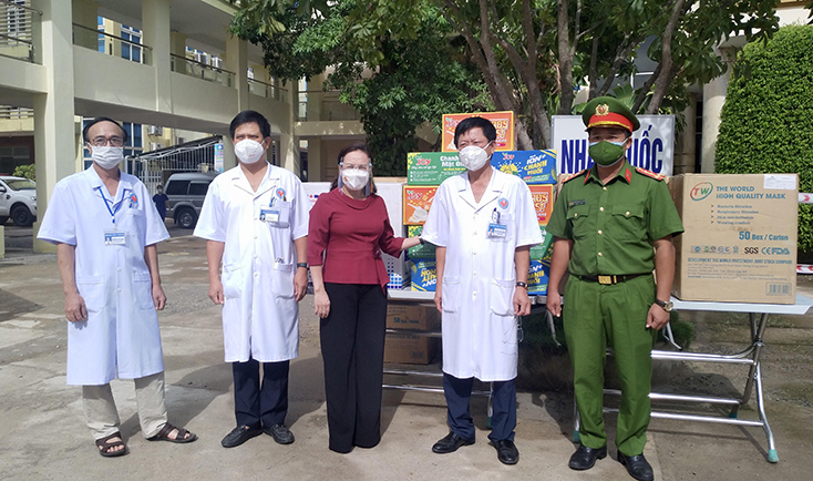 Đồng chí Chủ tịch Ủy ban MTTQVN tỉnh thăm, động viên lực lượng làm nhiệm vụ phòng, chống dịch Covid-19