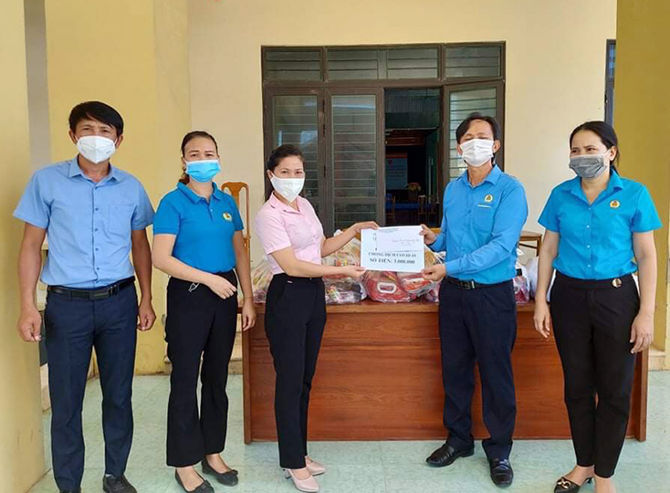 Thăm và tặng quà cho các lực lượng phòng, chống dịch Covid-19 trên địa bàn thành phố