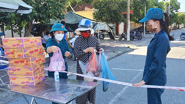 Đảng viên trẻ tiên phong trên tuyến đầu chống dịch