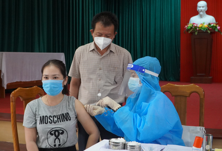 Quảng Bình triển khai tiêm vắc xin phòng Covid-19 Pfizer và Moderna mũi 2
