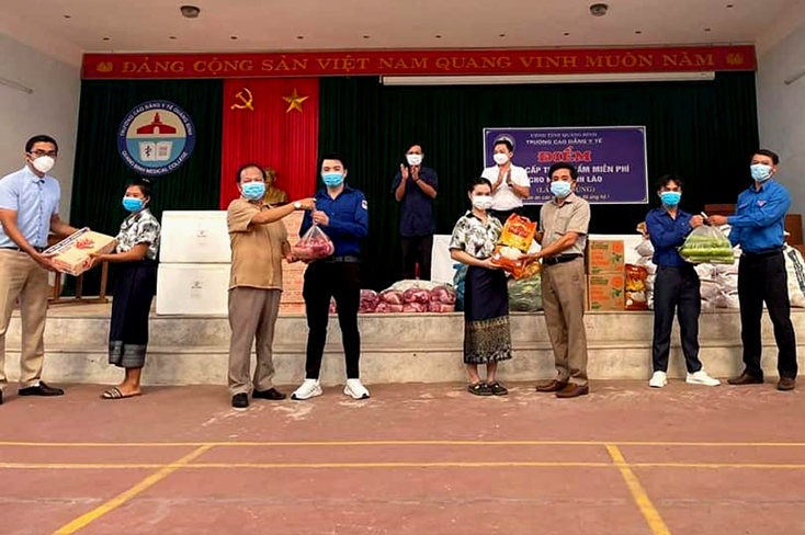Trao quà hỗ trợ lưu học sinh Lào