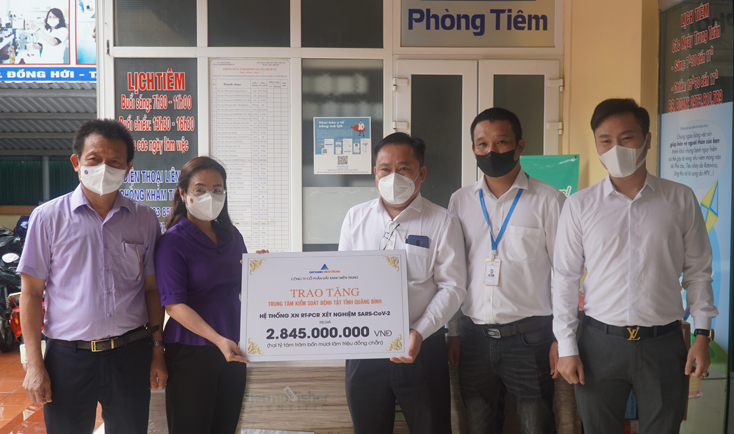 Trao tặng máy xét nghiệm SARS-CoV-2 Realtime-PCR hỗ trợ Quảng Bình chống dịch