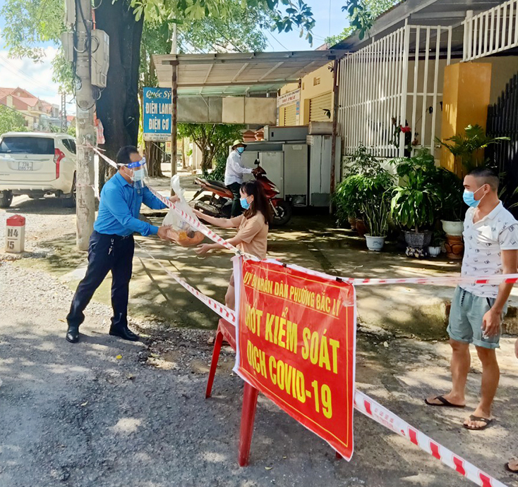 Thăm, hỗ trợ lương thực cho công nhân, lao động khó khăn ở các khu nhà trọ
