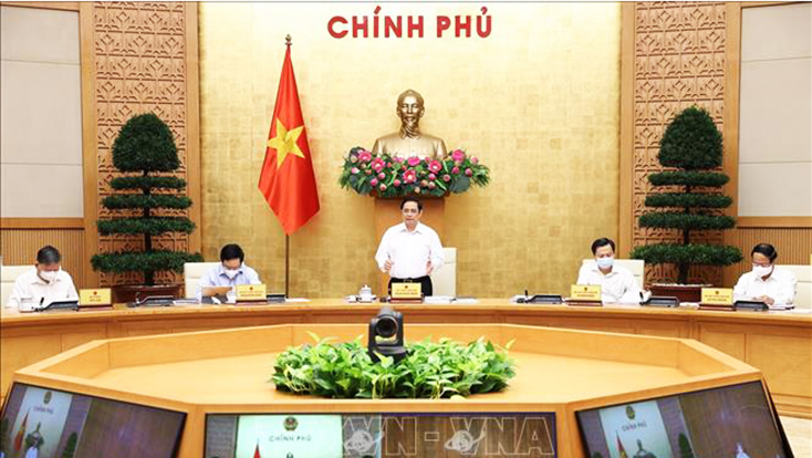 Thủ tướng: Nghiên cứu kỹ, khoa học để thích ứng an toàn với dịch COVID-19