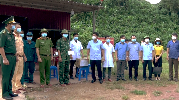 Lãnh đạo huyện Minh Hóa thăm, tặng quà chốt kiểm soát phòng, chống dịch COVID-19