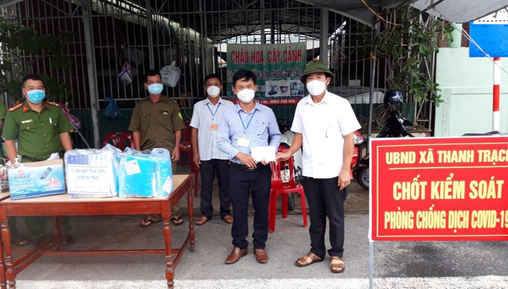 Thăm và tặng quà động viên các chốt kiểm soát phòng, chống dịch Covid-19