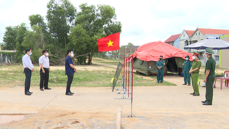 Đồng chí Trưởng ban Dân vận Tỉnh ủy kiểm tra công tác phòng, chống dịch Covid-19 tại huyện Bố Trạch