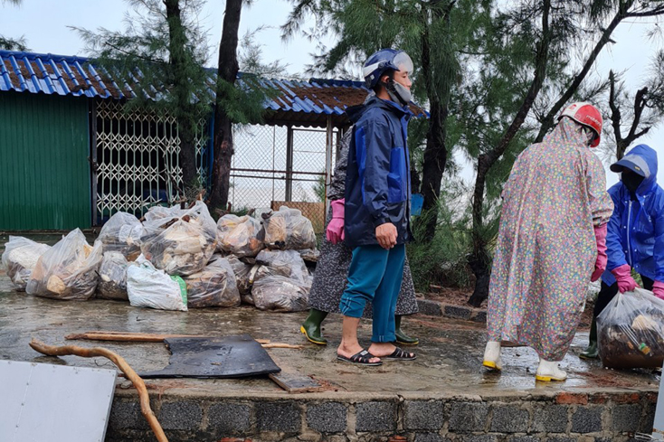TP. Đồng Hới: Thu gom triệt để dầu thải dạt vào bờ biển