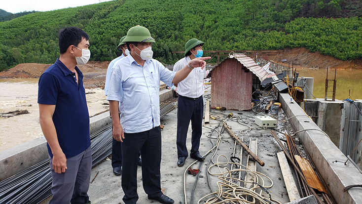Đồng chí Phó Chủ tịch Thường trực UBND tỉnh kiểm tra công tác phòng, chống lụt bão tại Quảng Trạch và TX. Ba Đồn