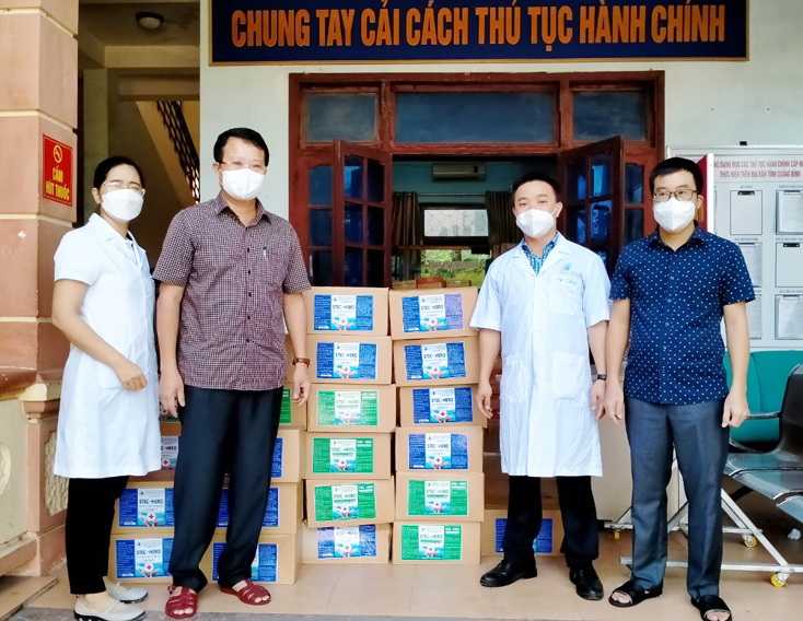 Tiếp tục trao tặng dung dịch khử khuẩn chống dịch Covid-19