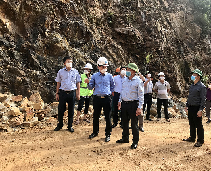 Đồng chí Phó Bí thư Thường trực Tỉnh ủy kiểm tra công tác phòng, chống lụt bão tại huyện Lệ Thủy