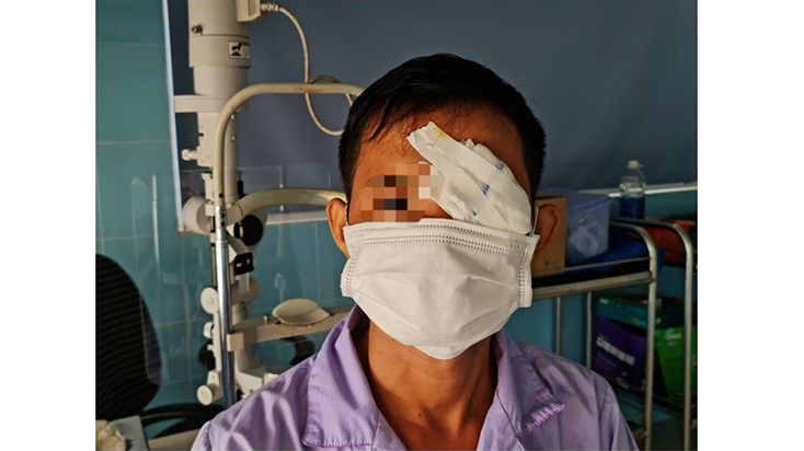 Phẫu thuật thành công một bệnh nhân bị cò mổ thủng mắt