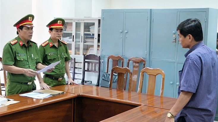 Tham ô tài sản từ... rừng