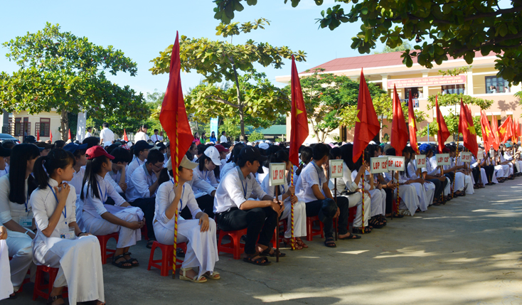 Trao tặng 1.000 điện thoại thông minh cho học sinh lớp 9 và lớp 12