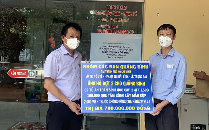 Trao tặng thiết bị phòng chống Covid-19 trị giá 1 tỷ đồng