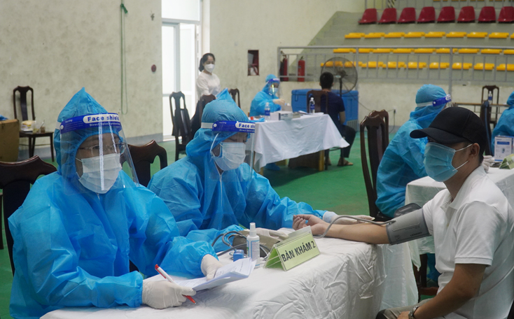 CDC Quảng Bình tiêm mũi 2 vắc xin AstraZeneca phòng Covid-19